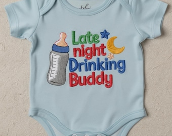 Late Night Drinking Buddy Stickdatei, Maschinenstickerei | Lustiges Babyflasche Muster | Neugeborene Jungen Body Geschenk | Digitale Datei für 10x10 Rahmen