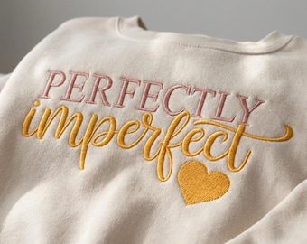 Motif de broderie machine parfaitement imparfait | Fichier numérique de texte inspirant | Motif de citation de cerceau 4 x 9 | Typographie 2 couleurs pour t-shirts