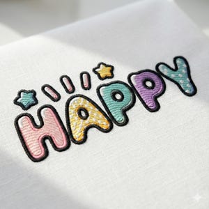 Puede incluir: Palabra bordada "HAPPY" en colores pastel con un contorno negro. Las letras son hinchadas y están decoradas con estrellas y lunares. El bordado está sobre una tela blanca texturizada.