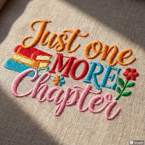 Puede incluir: Diseño bordado sobre tela beige con el texto "Just one MORE Chapter" en naranja, rojo, azul y rosa. El diseño incluye una pila de libros y detalles florales, evocando un tema literario.