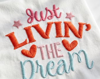 Motif de broderie Just Livin The Dream, citation inspirante motif machine numérique, slogan drôle art de l'habillement tendance, 6 tailles DL instantané