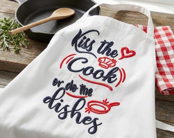 Kuss den Koch, lustige Küche Zitat, Maschinenstickerei, freche Schürze Muster, Koch Geschirrtuch, digitaler Download in 5 Größen
