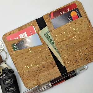 Cartera de corcho: una cartera compacta plegable hecha a mano con cuero de corcho.