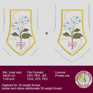 Könnte beinhalten: Ein Stickdesign mit zwei floralen Arrangements mit blau-weißen Blumen, grünen Blättern und einer rosa Schleife. Das Design ist von einem goldenen Rahmen und Perlenakzenten umgeben. Der Text auf dem Bild lautet "Min. hoop size: 28x20 cm".
