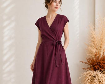 Abito midi a portafoglio in lino, maniche corte, scollo a V, cintura con fiocco, modello a trapezio, ideale per invitate a un matrimonio.