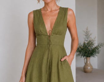 Abito midi in lino con scollo a V profondo e laccetto sul davanti, senza maniche, linea ad A, realizzato a mano, abito in lino da donna, abito estivo per feste in giardino.