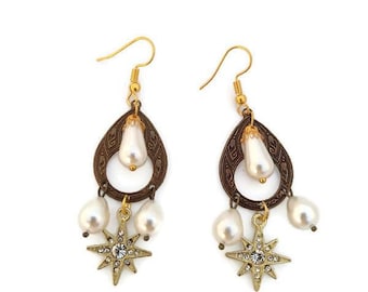 Pendientes de pera Pearl Chandelier - hechos a mano en un tipo de latón