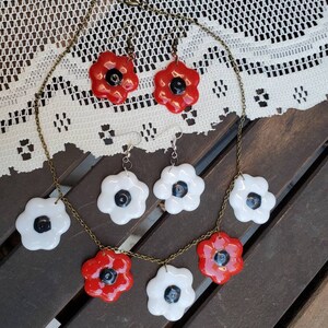 Collana e orecchini di papaveri
