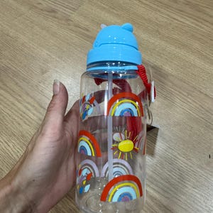 Kids Rainbow Water Bottle with Straw – BPA Free 450ml Reusable Drink Bottle with Strap for School or Daycare”