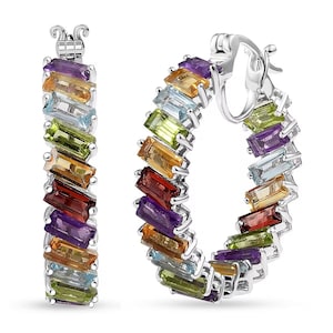 Puede incluir: Pendientes de aro plateados con una variedad de gemas rectangulares multicolores. Las gemas incluyen morado, naranja, azul, verde y rojo. Los pendientes tienen un cierre seguro.