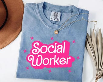 Social Worker Shirt – Cute Pink Social Work Tee – Groovy Retro Social Worker Gift – School Counselor Therapist Top