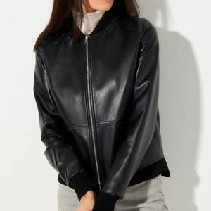 Women&#39;s Black Leather Biker Jacket Slim Fit Motorcycle Real Soft Lambskin Moto Fashion Ladies Cropped Jacket Warm Winter Jacket Gift for Her