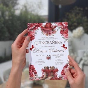 Op de afbeelding: Een quinceañera-uitnodigingskaart met een bloemen- en cowboylaarzenontwerp. De kaart bevat de tekst "QUINCEAÑERA" en details voor het evenement, inclusief de naam "Diana Salares", datum, tijd en RSVP-informatie.