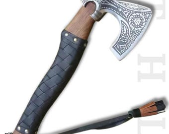 Hacha vikinga forjada a mano, acero con alto contenido de carbono, mango de madera de fresno y funda de cuero.