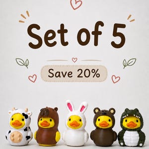 Puede incluir: Un conjunto de cinco patitos de goma amarillos, cada uno con un disfraz de animal diferente: vaca, oso pardo, conejo blanco, oso marr&oacute;n oscuro y dinosaurio verde. El texto Set of 5 y Save 20% aparece escrito sobre ellos.