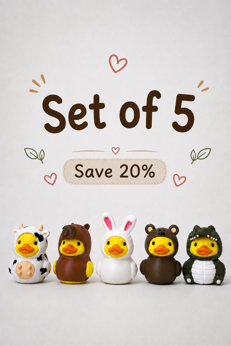 Puede incluir: Un conjunto de cinco patitos de goma amarillos, cada uno con un disfraz de animal diferente: vaca, oso pardo, conejo blanco, oso marr&oacute;n oscuro y dinosaurio verde. El texto Set of 5 y Save 20% aparece escrito sobre ellos.