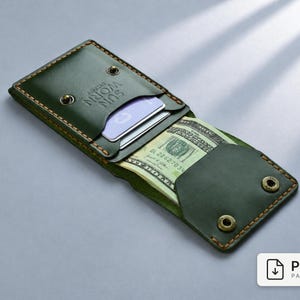 Puede incluir: Una cartera de cuero verde oscuro con costuras naranjas visibles y botones a presión de color latón. La cartera presenta el texto en relieve SUN WORN SYDNEY y contiene un fajo de billetes y dos tarjetas insertadas en las ranuras interiores.