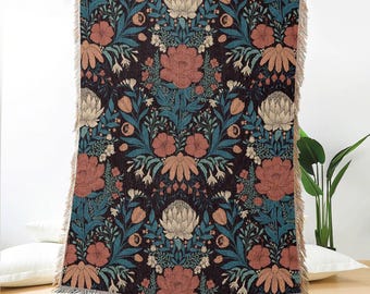 Manta tejida en jacquard con flores de jardín: tapiz de inspiración vintage con estampado botánico en bloques para una acogedora decoración bohemia para el hogar o la pared.