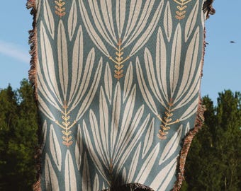 Coperta in tessuto jacquard con motivo botanico grigio – moderna coperta in arazzo con motivo a foglie per letto, divano o arredamento accogliente ispirato alla natura.