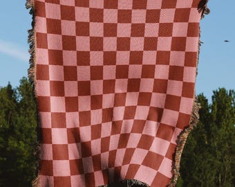 Pink And Red Checkered Jacquard Woven Throw Blanket – Cozy Modern Retro Picnic Blanket For Couch, Bed, Wall Or Outdoor Aesthetic Decor
