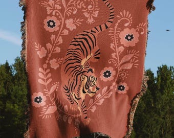 Floral Tiger Woven Throw Blanket –Bold Jungle-Inspired Jacquard Tapestry with Fierce Tiger and Pink Botanical Pattern for Couch or Bed Decor