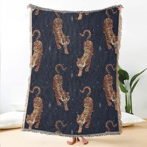 Jacquard Woven Blanket with Fierce Tiger Pattern – Soft Cotton Throw with Bold Jungle Design for Couch, Bed or Wall Art, Tiger Blanket
