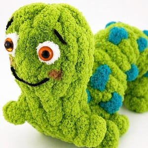 Poseable Inchworm Plushie Finger Knit Pattern (Intermediate) PDF only, no video.