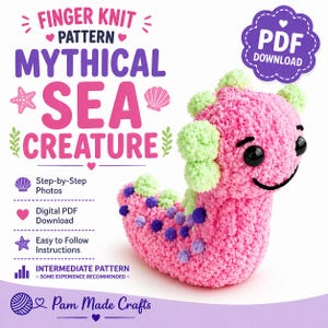 Könnte beinhalten: Ein rosa Fingerstrick-Meereskreatur mit grünen Akzenten und schwarzen Augen. Die Kreatur hat lila und blaue Punkte. Das Bild enthält den Text "Finger Knit Pattern Mythical Sea Creature" und "PDF Download".