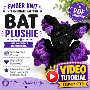 以下が含まれることがあります： 頭に小さな紫色のリボンをつけた、黒と紫のフィンガーニットのコウモリのぬいぐるみ。テキストには、FINGER KNIT INTERMEDIATE PATTERN BAT PLUSHIE, SOME EXPERIENCE RECOMMENDED, Step-by-Step Photos, Digital PDF Download, VIDEO TUTORIAL, Pam Made Crafts と書かれています。