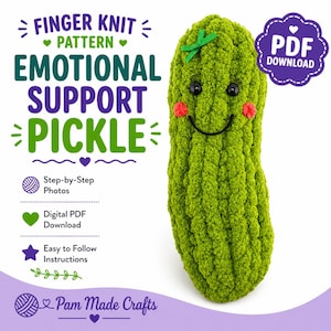 Könnte beinhalten: Ein grünes Fingerstrickmuster für eine emotionale Unterstützung Gurke mit einem lächelnden Gesicht, roten Wangen und einer grünen Schleife. Das Bild enthält den Text "Finger Knit Pattern Emotional Support Pickle" und "PDF Download".