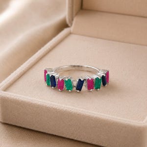 Bague baguette multi-pierres précieuses, saphir, rubis, émeraudes, motif chevron, demi-alliance empilable, alliance en argent sterling, cadeau pour elle