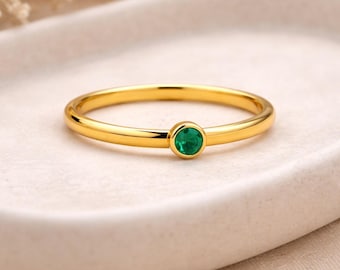 Guldfödelsestensring, minimalistisk ädelstensring, nätt stapelring, personliga födelsestenssmycken, present till henne