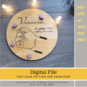 Op de afbeelding: Een houten armbandhouder voor pasgeborenen met de naam "Varvara" en geboortegegevens: 28 juni 2018, 3,680 kg, 52 cm, 10:17. Het ontwerp bevat een handomtrek, vlinders en de tekst "Digital File for Laser Cutting and Engraving."