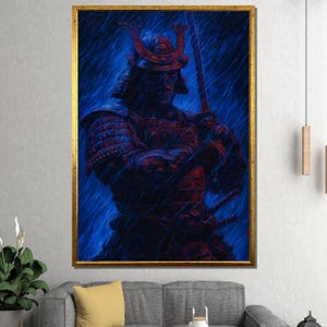Op de afbeelding: Een ingelijst kunstwerk dat een samoerai-krijger in rode en blauwe tinten afbeeldt. De samoerai draagt een harnas en houdt een zwaard vast, tegen een achtergrond van regen. Het kunstwerk is ingelijst in een goudkleurige lijst.