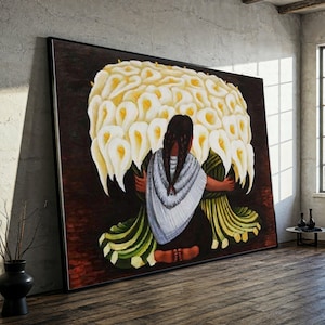Puede incluir: Gran pintura enmarcada que representa a una mujer con trenzas oscuras abrazando un gran grupo de calas blancas. La mujer lleva un chal blanco y una prenda a rayas verdes y blancas. El fondo es marrón oscuro.