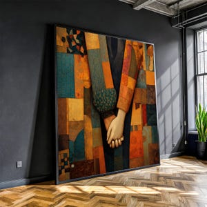 Può includere: Grande opera d'arte incorniciata raffigurante due figure che si tengono per mano. L'opera presenta un design patchwork con sfumature di arancione, verde acqua e marrone. Le mani sono rese in modo realistico, in contrasto con lo sfondo astratto.