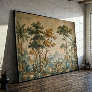 Può includere: Grande opera d'arte murale incorniciata in stile vintage con una dettagliata scena di giungla. L'opera presenta una varietà di alberi, piante e una catena montuosa sullo sfondo. La tavolozza dei colori comprende verdi, marroni e blu.