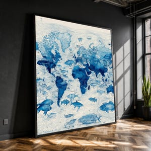Op de afbeelding: Een grote rechthoekige wandprint met een wereldkaart in blauwtinten. De continenten zijn afgebeeld met ingewikkelde blauwe lijnen en aquareltexturen, omringd door talloze gedetailleerde illustraties van verschillende vissoorten.