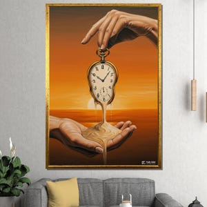 Peut inclure: Une peinture surréaliste représente une montre de poche dorée fondant en sable, tenue dans une main, avec une autre main tenant la montre. Le fond présente un coucher de soleil aux teintes orange et jaune. L'œuvre est encadrée dans un cadre doré orné.