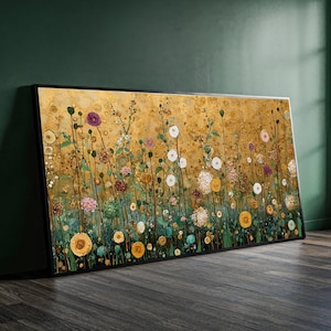 Könnte beinhalten: Ein rechteckiges gerahmtes Wandbild, das ein dichtes Feld aus Wildblumen in Gelb-, Weiß-, Rosa- und Violetttönen vor einem strukturierten goldenen Hintergrund zeigt. Die Stängel sind dünn und dunkel und erheben sich aus einer dunkelgrünen Basis.