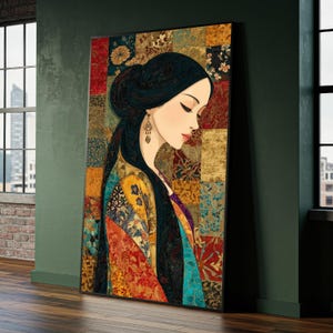 Puede incluir: Una gran obra de arte enmarcada que representa a una mujer con cabello largo y negro y una túnica estampada. El fondo es un mosaico de cuadrados en varios colores y diseños florales. La mujer tiene una expresión serena y lleva pendientes ornamentados.