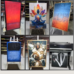 Puede incluir: Una colecci&oacute;n de obras de arte en lienzo enmarcadas, expuestas sobre caballetes. Las obras de arte incluyen campos de color abstractos, una figura meditando con una flor de loto, una escena de puesta de sol y una pintura religiosa. Tambi&eacute;n se ve una gran impresora con una impresi&oacute;n en blanco y negro.