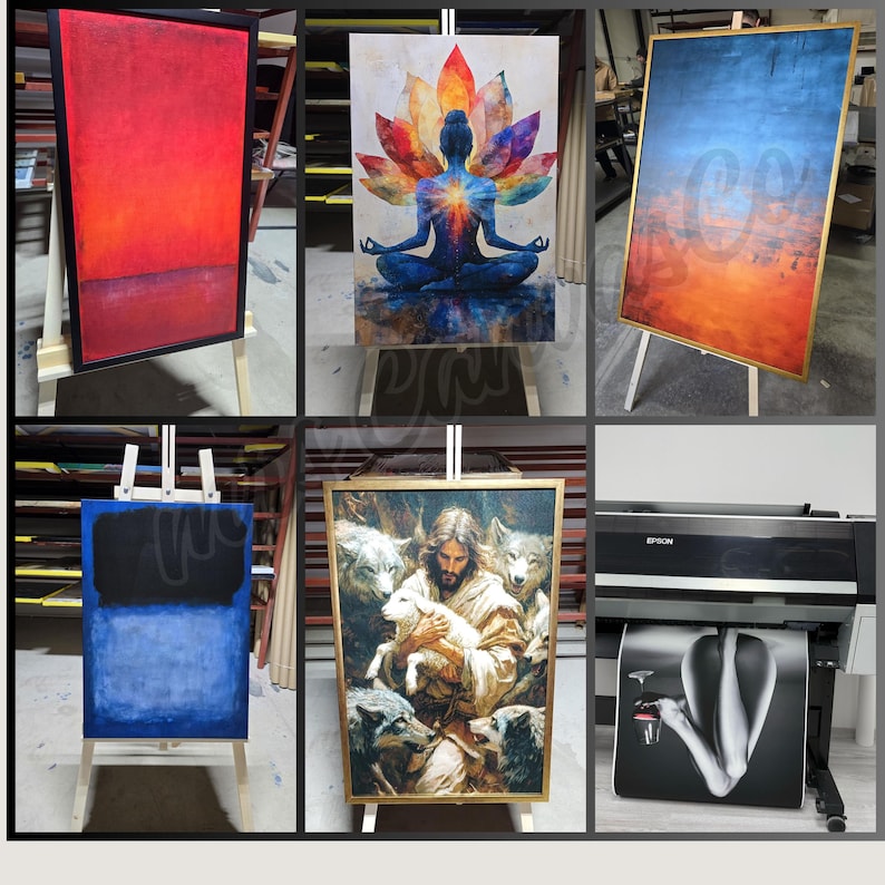 Puede incluir: Una colecci&oacute;n de obras de arte en lienzo enmarcadas, expuestas sobre caballetes. Las obras de arte incluyen campos de color abstractos, una figura meditando con una flor de loto, una escena de puesta de sol y una pintura religiosa. Tambi&eacute;n se ve una gran impresora con una impresi&oacute;n en blanco y negro.