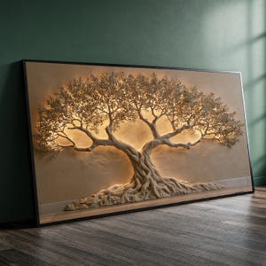 Può includere: Un'opera d'arte murale rettangolare che presenta un rilievo tridimensionale di un ulivo con un tronco nodoso e strutturato e un fogliame dettagliato. La scultura è retroilluminata con una luce calda su sfondo beige in una cornice nera.