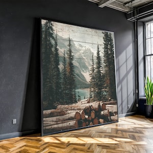 Könnte beinhalten: Große gerahmte Wandkunst mit einer malerischen Landschaft. Das Kunstwerk zeigt eine Bergkette, einen See und hohe immergrüne Bäume. Im Vordergrund sind Baumstämme gestapelt. Die Farbpalette umfasst Grün-, Blau- und Brauntöne.