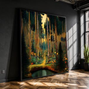 Könnte beinhalten: Ein großes gerahmtes Wandbild, das eine dichte Waldszene mit hohen vertikalen Baumstämmen, einem kleinen dunklen Teich im Vordergrund und goldenem Licht, das durch das Blätterdach fällt, zeigt, akzentuiert durch verstreute orangefarbene und gelbe Blüten.