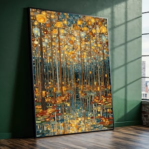 以下が含まれることがあります： 水面に浮かぶ光るオーブと反射の森を描いた抽象的なアートプリント。このアートワークは、暖かい黄色、オレンジ、茶色のパレットを冷たい青色の背景に対して使用しています。この作品は黒い縁で額装されています。