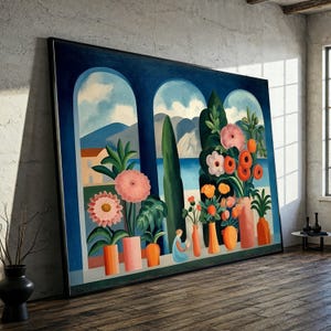 以下が含まれることがあります： アーチ型の窓がある海岸の風景を描いた、大きな額入りの絵画。オレンジとピンクの花瓶に入った鮮やかな花、青い海、遠くの山脈が特徴です。カラーパレットには、青、緑、オレンジ、ピンクが含まれています。