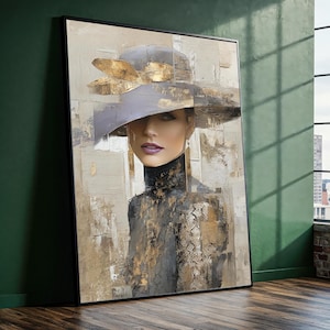 Puede incluir: Pintura al óleo de una mujer con un sombrero de ala ancha con detalles dorados. La obra presenta un top de cuello alto y pendientes largos dorados. La paleta de colores incluye tonos grises, beige y dorados, creando un retrato sofisticado.