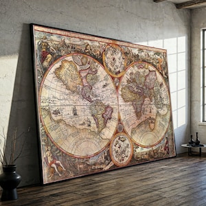 Peut inclure: Grande carte du monde vintage encadrée, avec des détails complexes et une esthétique classique. La carte présente une représentation détaillée des continents, des océans et des illustrations, avec une palette de couleurs beige, marron et or. Le cadre est noir.
